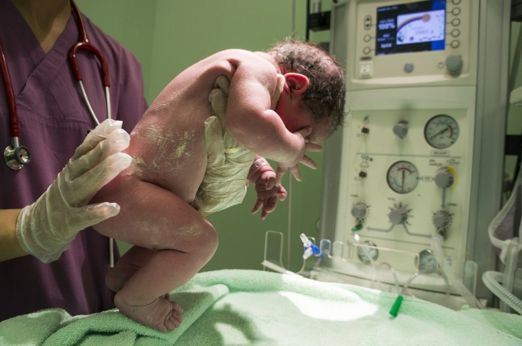 Ein Baby direkt nach der Geburt im Krankenhaus